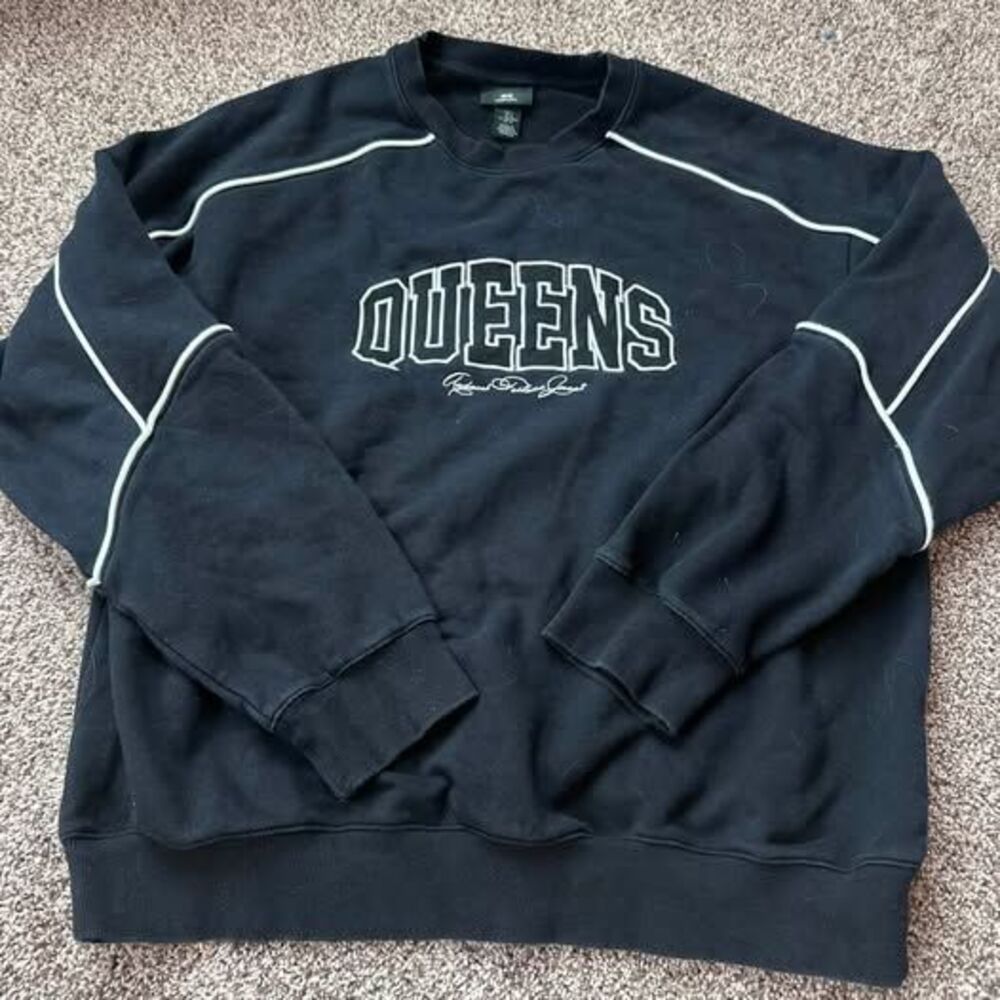 H&M Queens Graphic Sweatshirt Size L